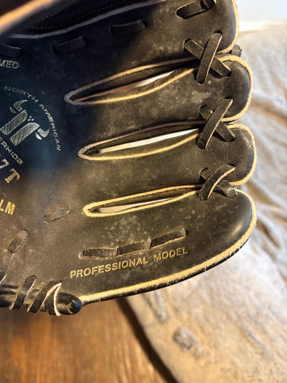 Mizuno MZ107T Professional Model RHT 11” - Picture 7 of 7